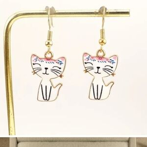 Gold tone cat fashion earrings